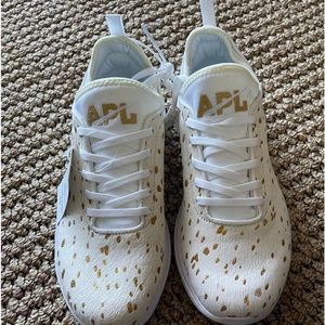 APL SNEAKERS BEAND NEW